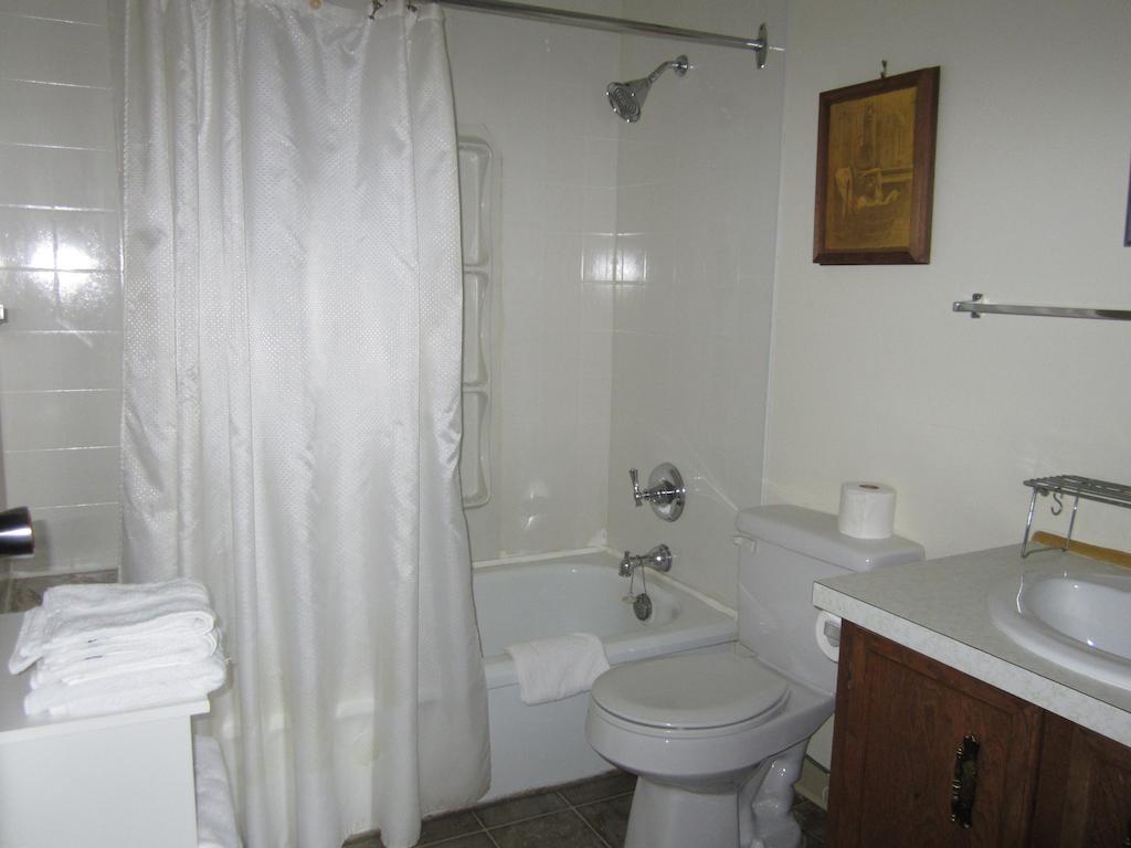 Tel-A-Friend Motel Вернон Екстер'єр фото