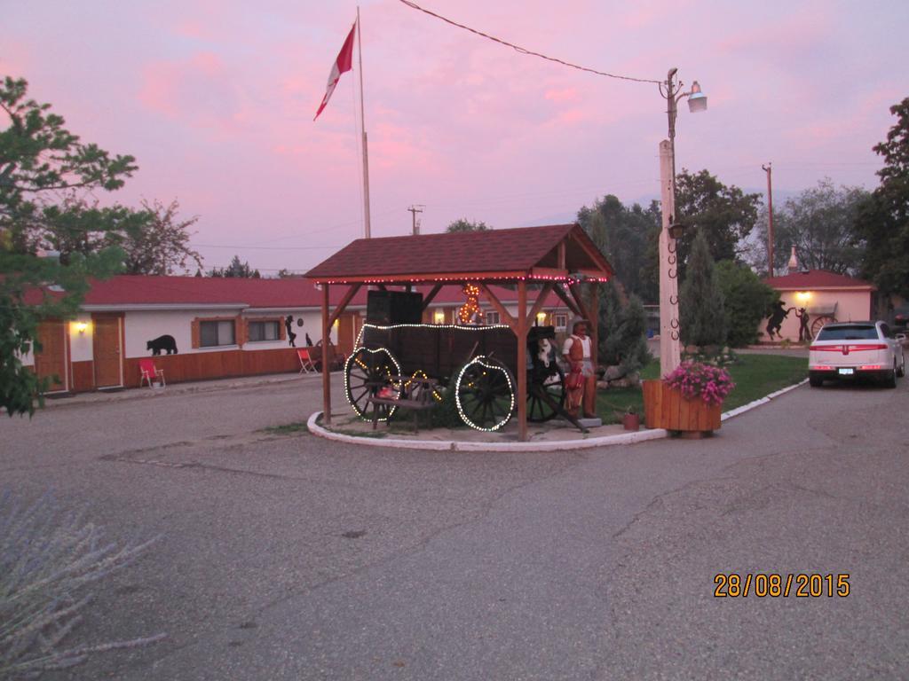 Tel-A-Friend Motel Вернон Екстер'єр фото